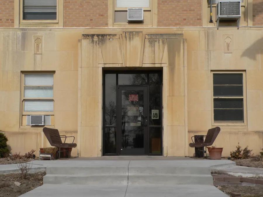 Front entrance of a county courthouse with steps to the door